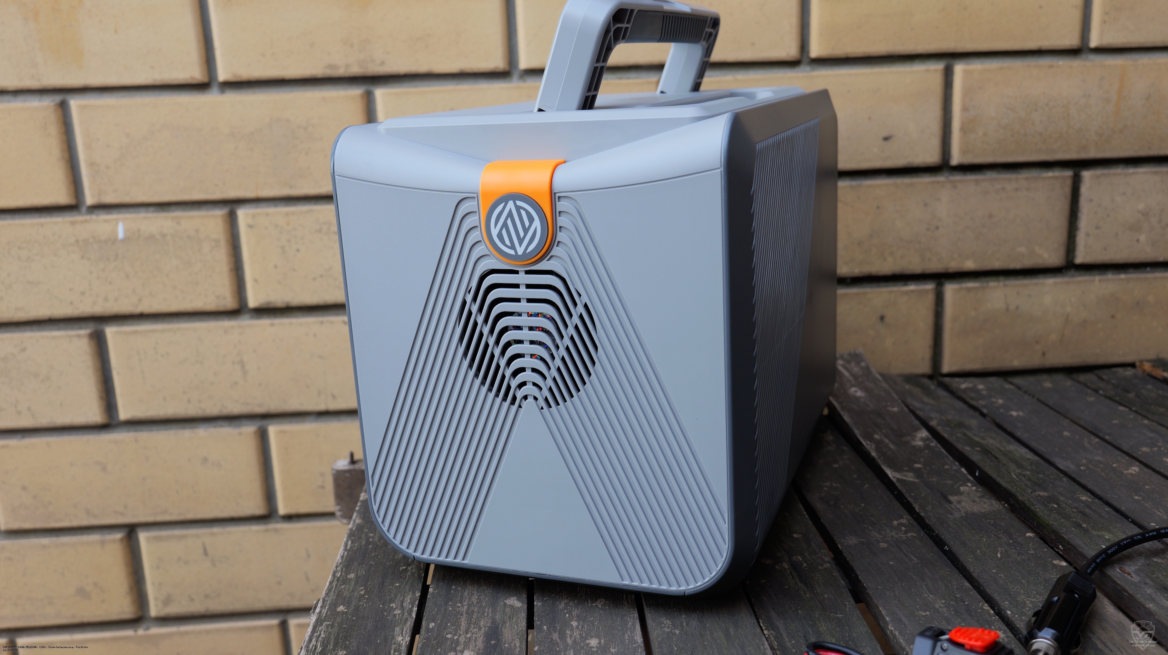 Вид зарядной станции Artelv PSL-1500W сбоку. Artelv PSL-1500W Вид зарядной станции Artelv PSL-1500W сбоку