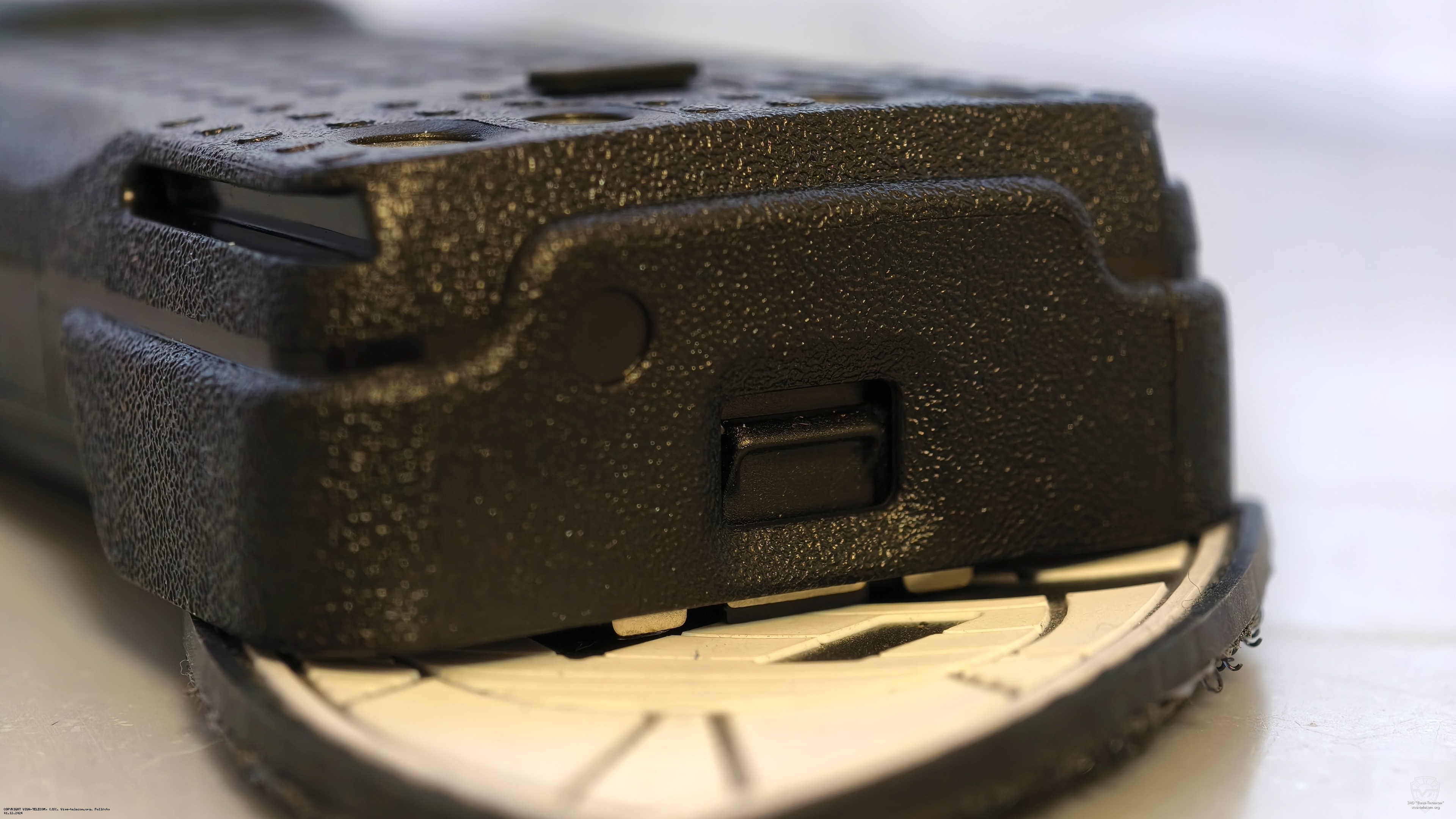 Защелка аккумулятора AT-4409C. AT AT-4409C Защелка аккумулятора AT-4409C