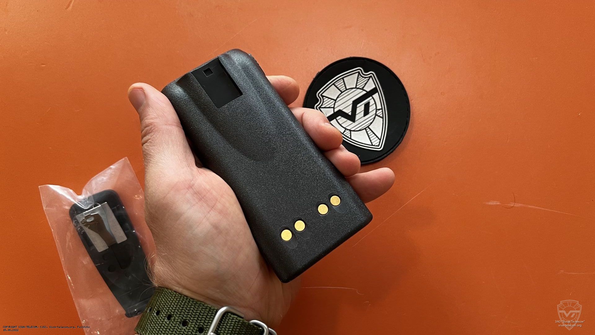 Вид АКБ AT-9858 сзади. AT AT-9858 Вид АКБ AT-9858 сзади