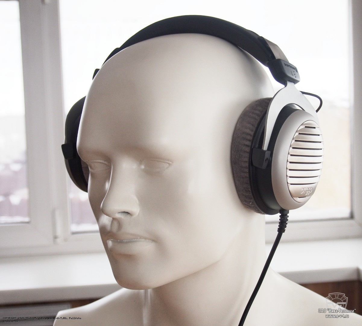 Вид наушников Beyerdynamic DT-990 на голове | фотография от ЗАО Вива-Телеком