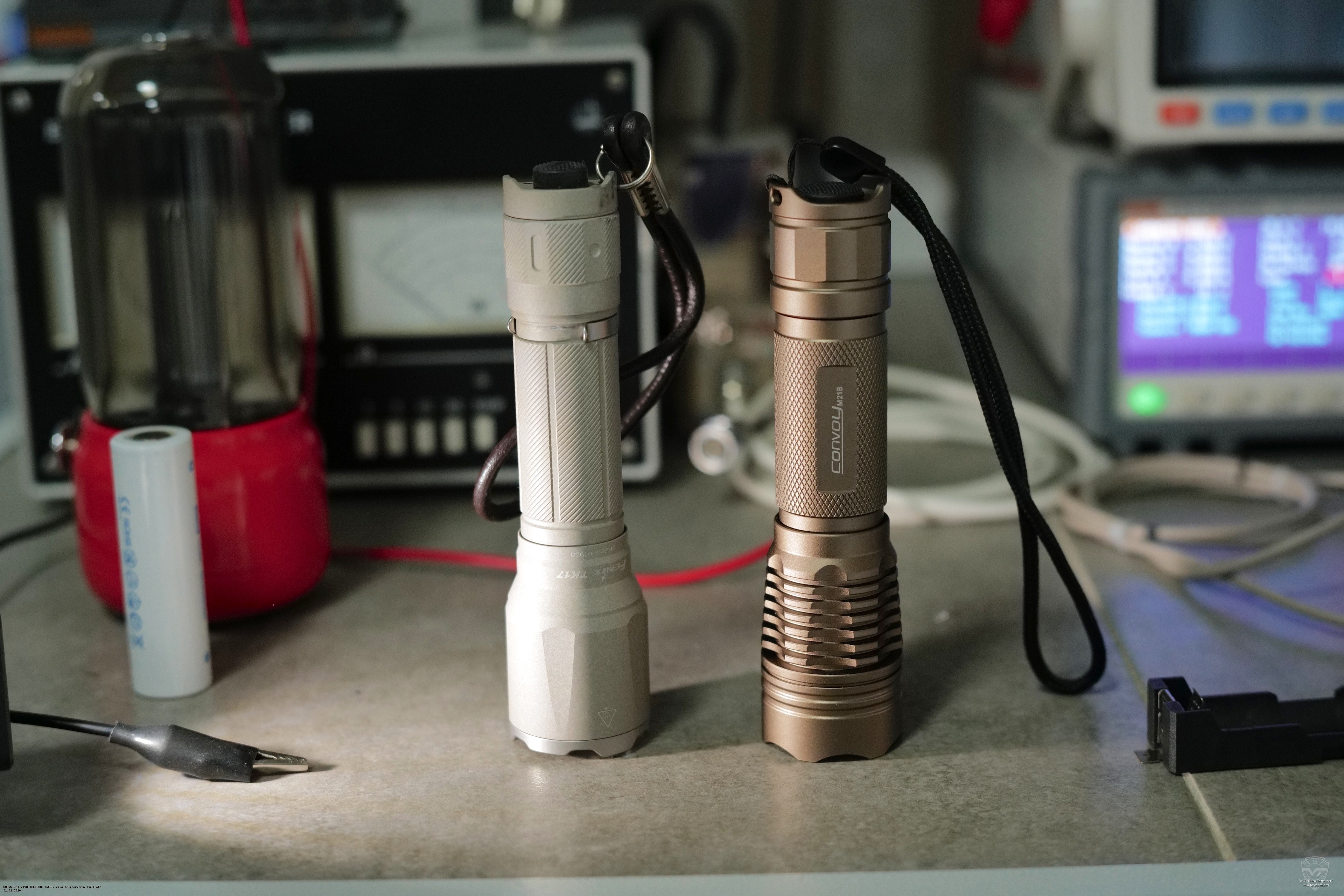 ������ Convoy M21B � Fenix TK17.