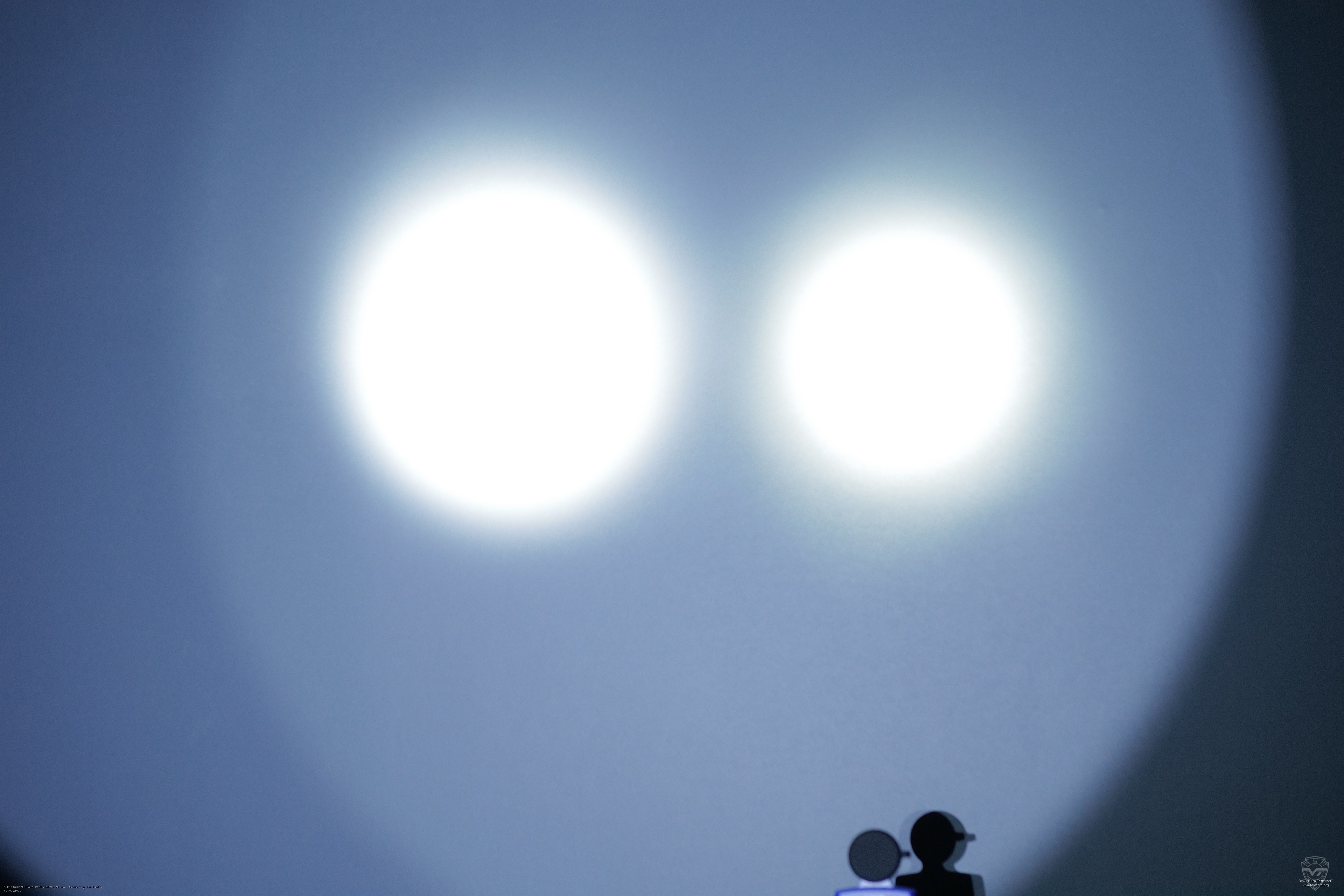 �������� ����� ������� Armytek Barracuda Pro Max (�����) � Fenix HT-18R (������)