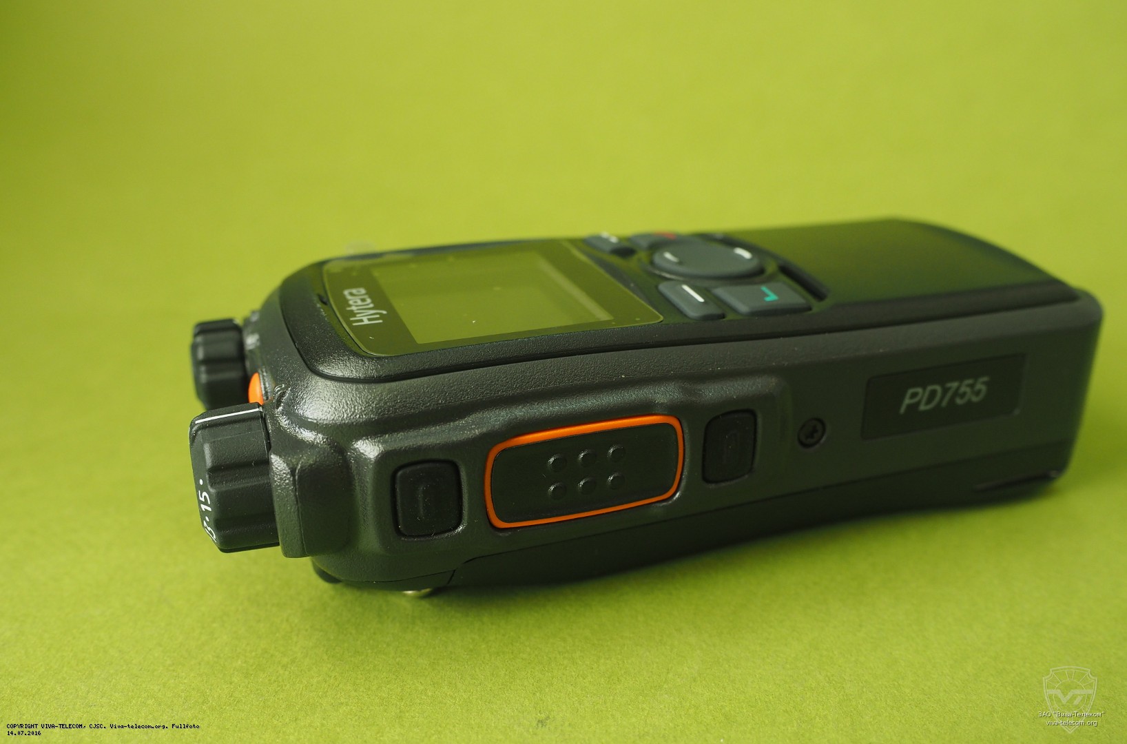 Вид радиостанции Hytera PD-755 со стороны кнопки передачи. Hytera PD-755 Вид радиостанции Hytera PD-755 со стороны кнопки передачи