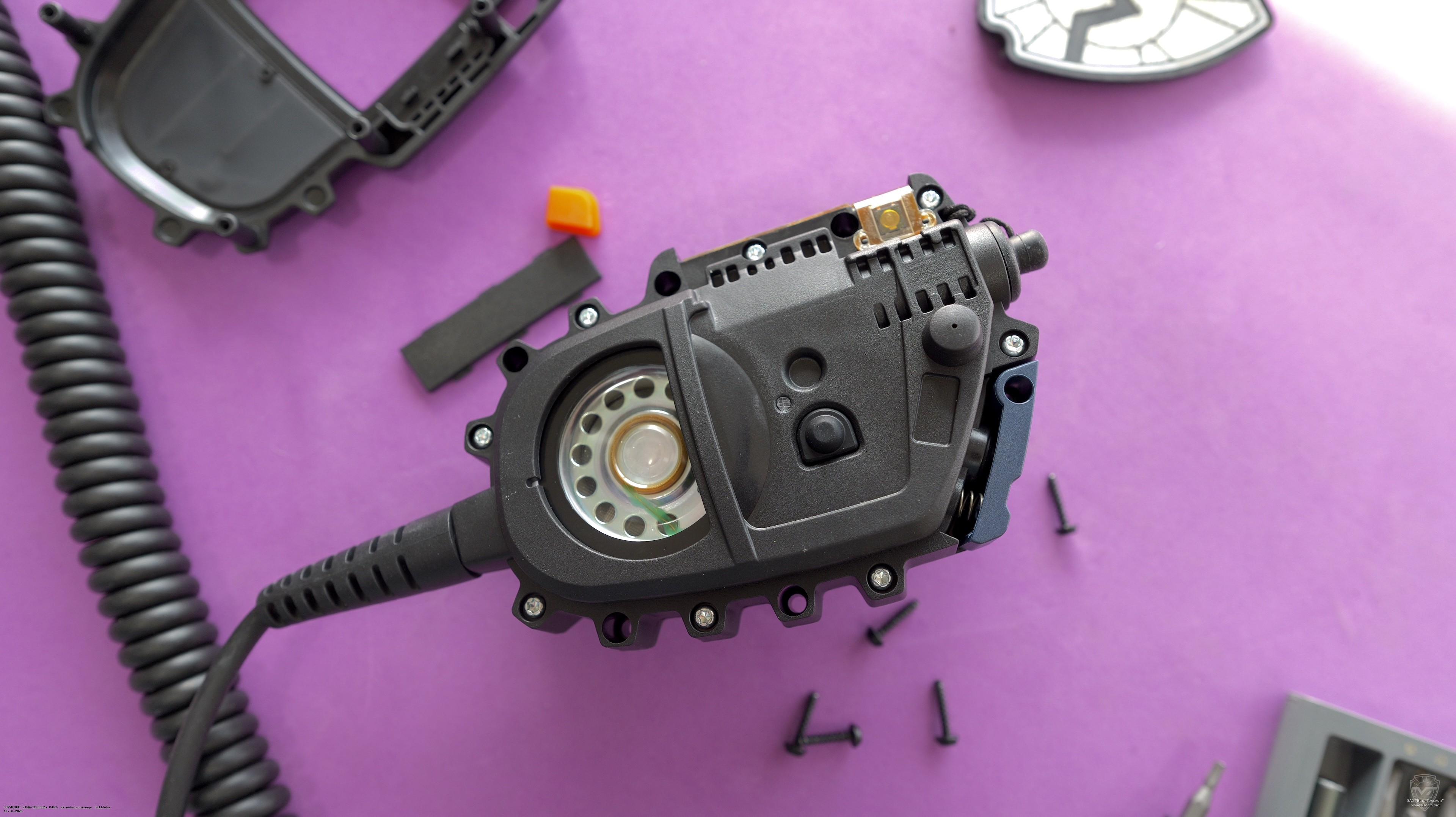 Спикер-микрофон Hytera SM24N2P-Ex со снятой передней крышкой. Hytera SM24N2P-Ex Спикер-микрофон Hytera SM24N2P-Ex со снятой передней крышкой