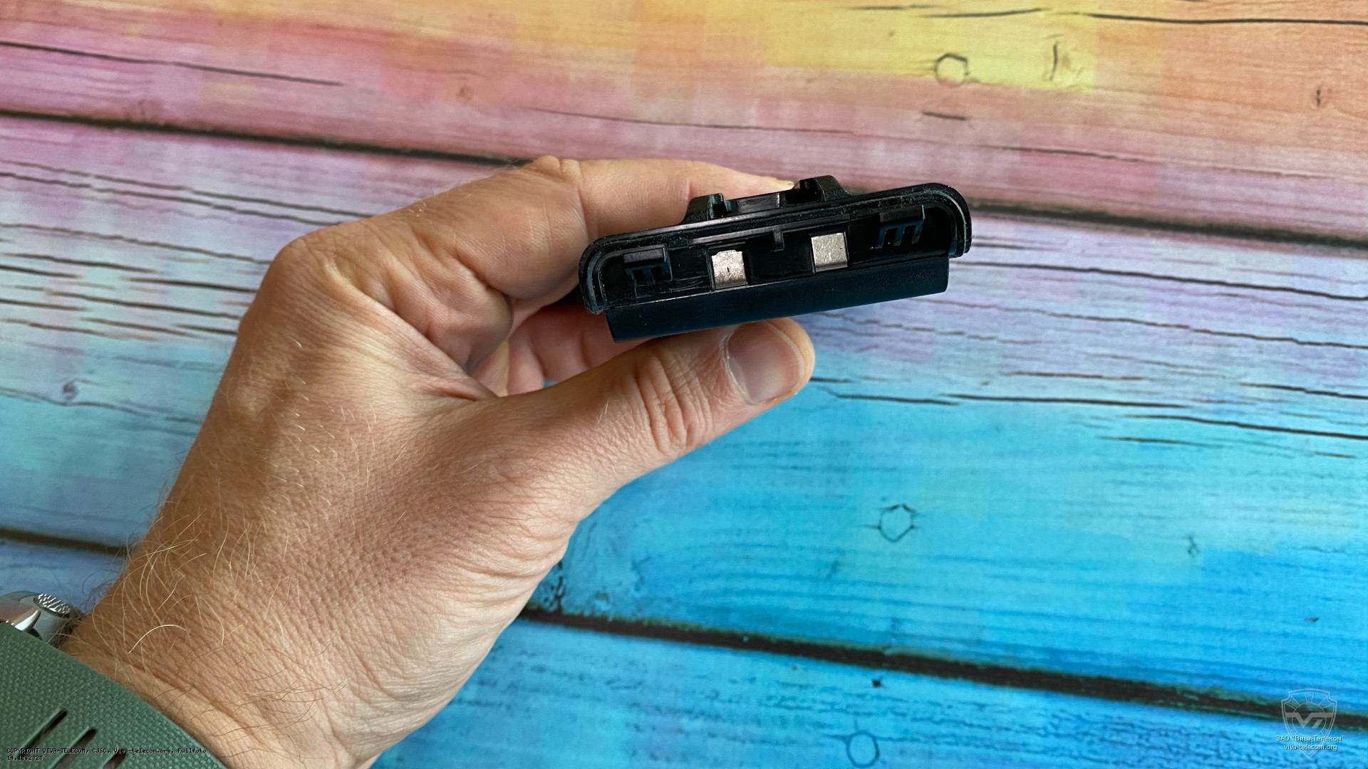 Вид батареи Icom BP-264 со стороны контактов подключения к радиостанции. Icom BP-264 Вид батареи Icom BP-264 со стороны контактов подключения к радиостанции