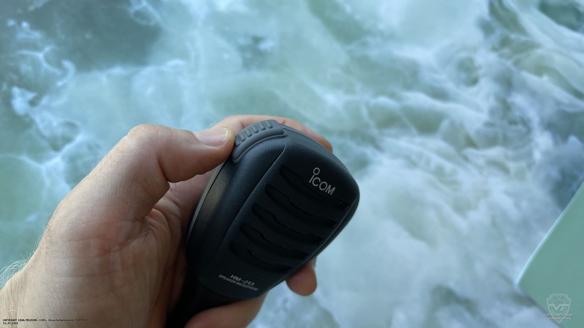 ������ �������� � �������� ������ ������-��������� Icom HM-213