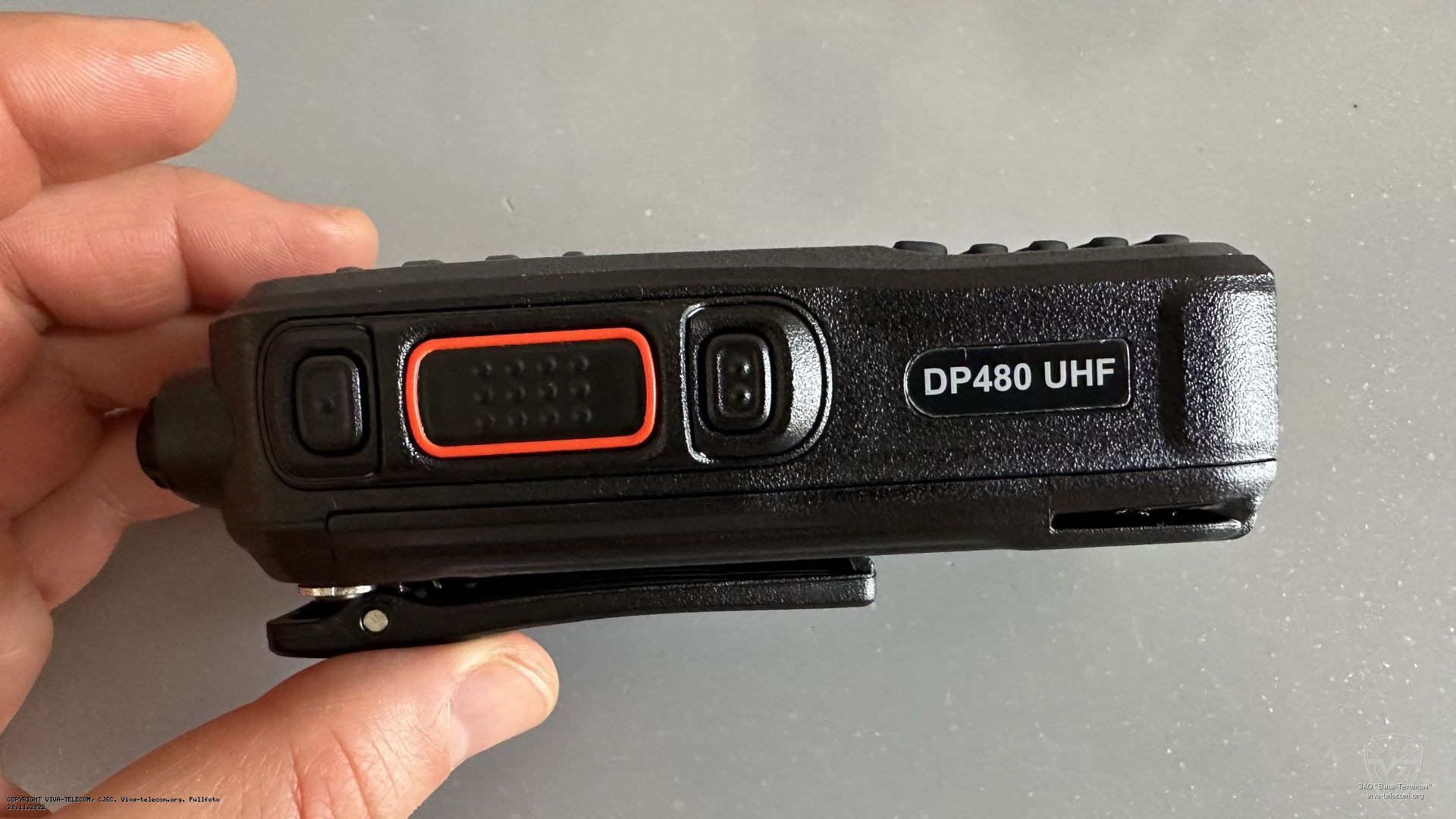 Вид радиостанции Kirisun DP480 слева. Kirisun DP480 Вид радиостанции Kirisun DP480 слева