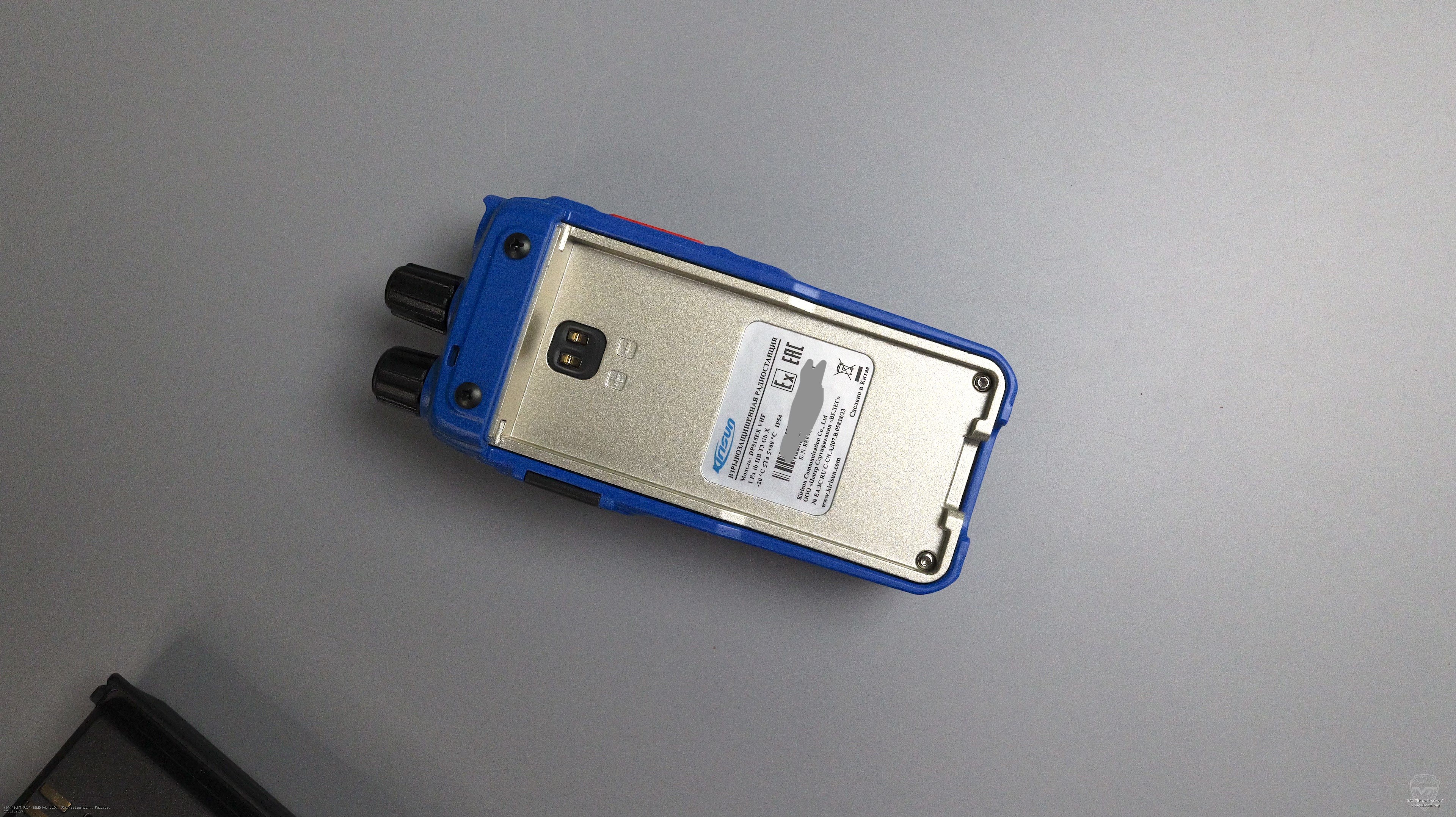 Вид радиостанции Kirisun DP-515-EX без АКБ. Kirisun DP-515-EX Вид радиостанции Kirisun DP-515-EX без АКБ