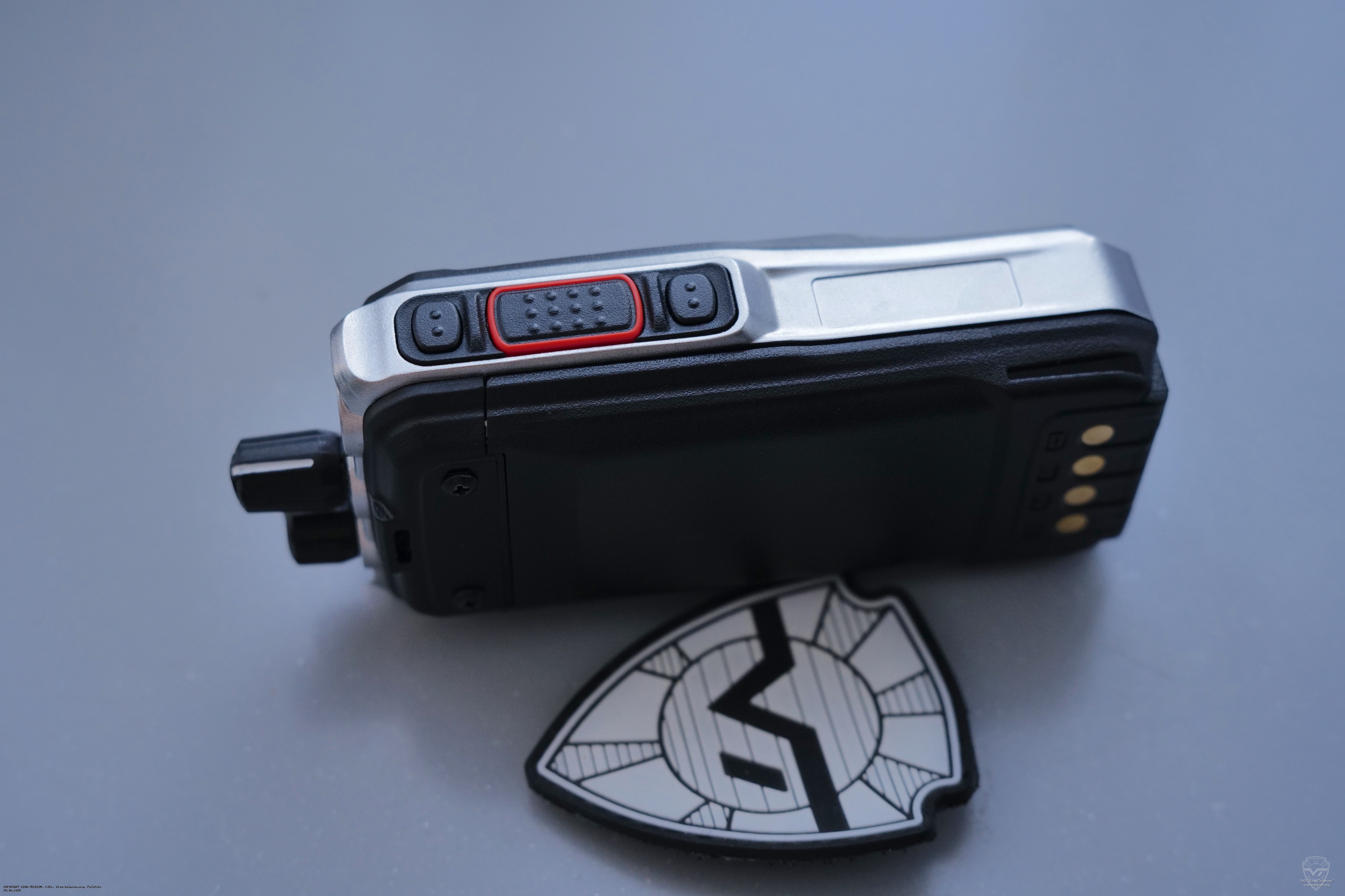 Вид радиостанции Kirisun DP680 слева. Kirisun DP685 Вид радиостанции Kirisun DP680 слева