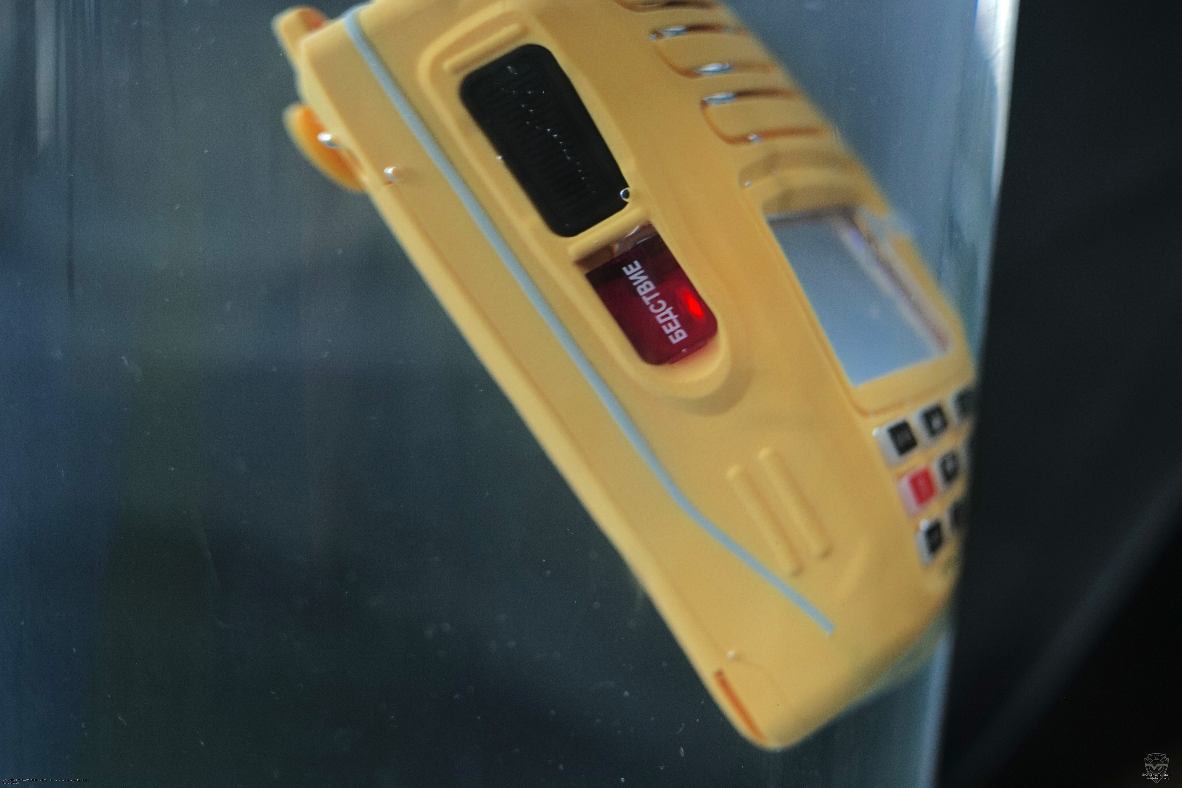 Радиостанция речная NavCom СРС-307 в воде. NavCom СРС-307А Радиостанция речная NavCom СРС-307 в воде