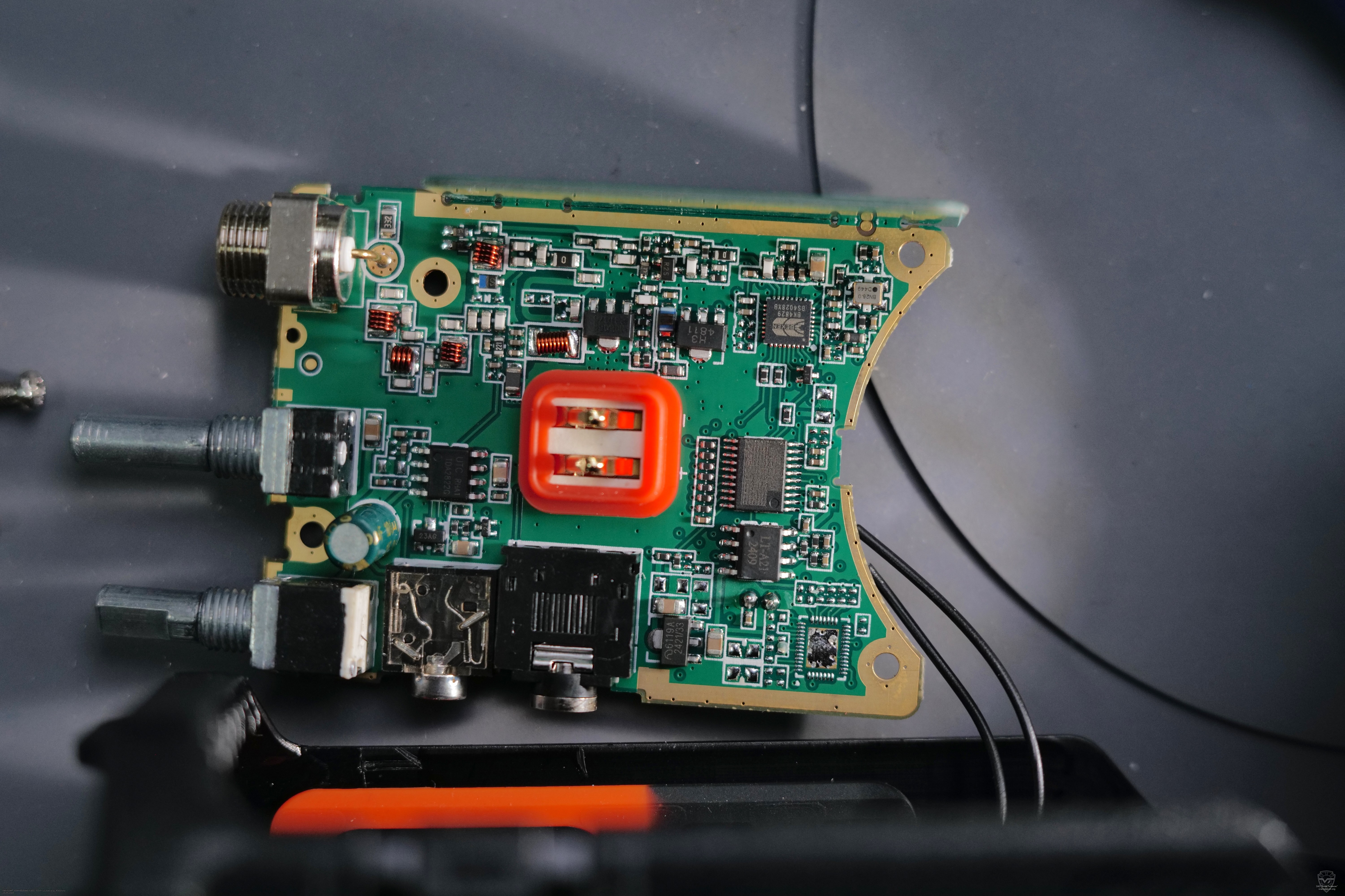 Печатная плата радиостанции Оникс ПР-25 со стороны АКБ. Оникс ПР-25 Печатная плата радиостанции Оникс ПР-25 со стороны АКБ