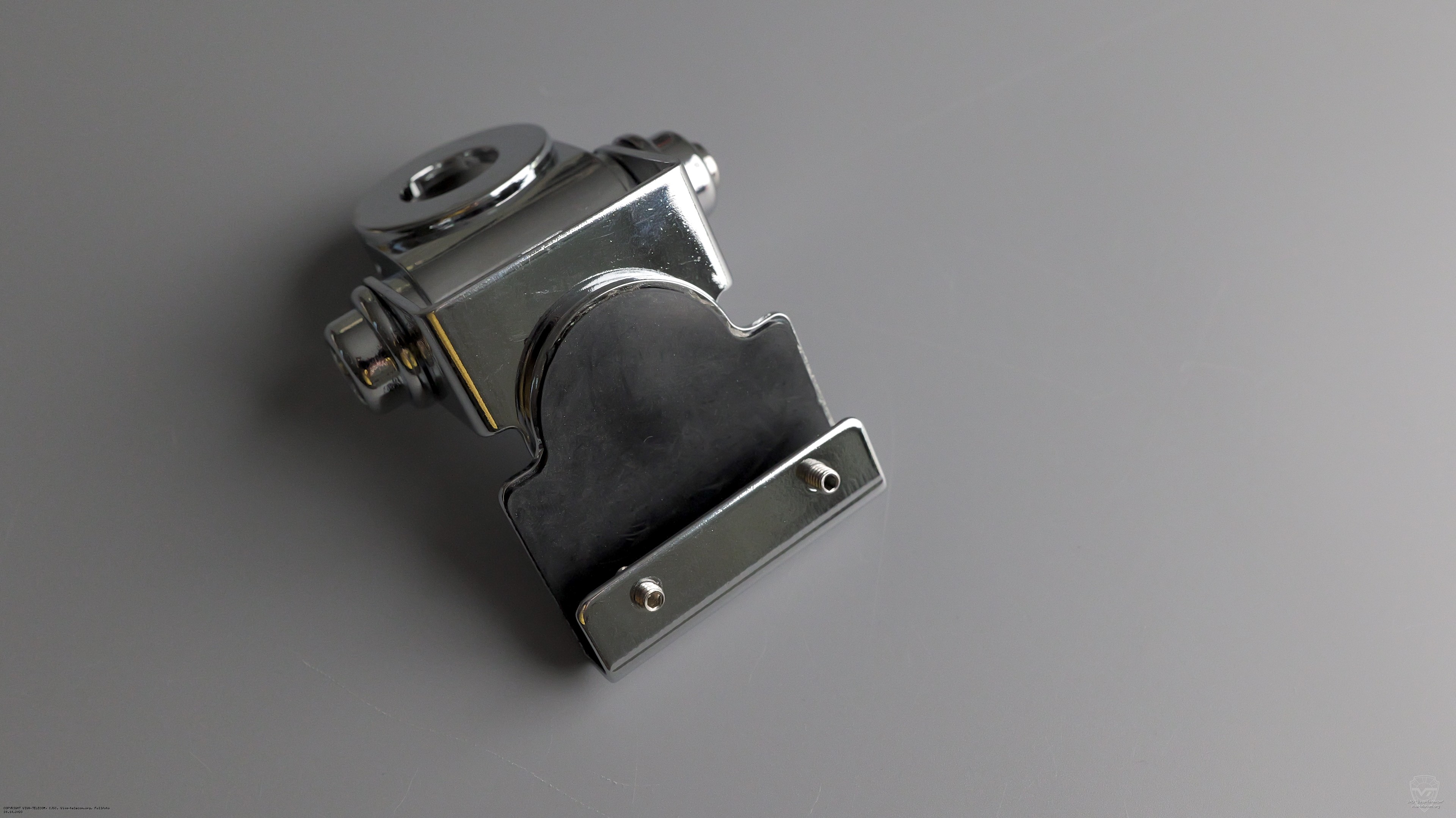 Крепление Radaxo TA-1UHF. Вид со стороны установки на багажник. Radaxo TA-1UHF Крепление Radaxo TA-1UHF. Вид со стороны установки на багажник