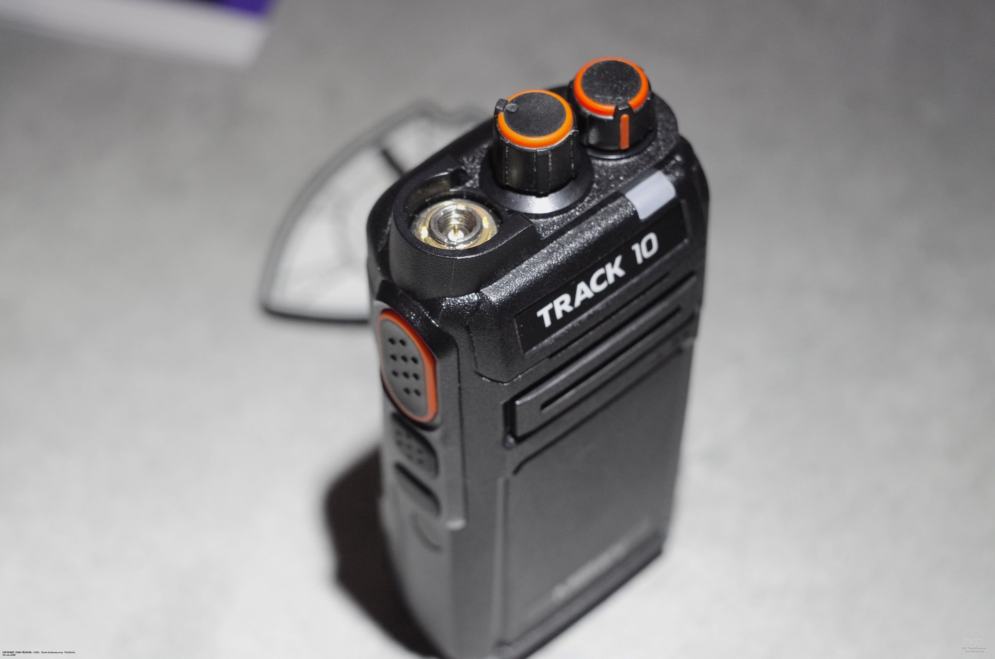 Вид радиостанции Track 10-Military сверху. Track 10-Military Вид радиостанции Track 10-Military сверху