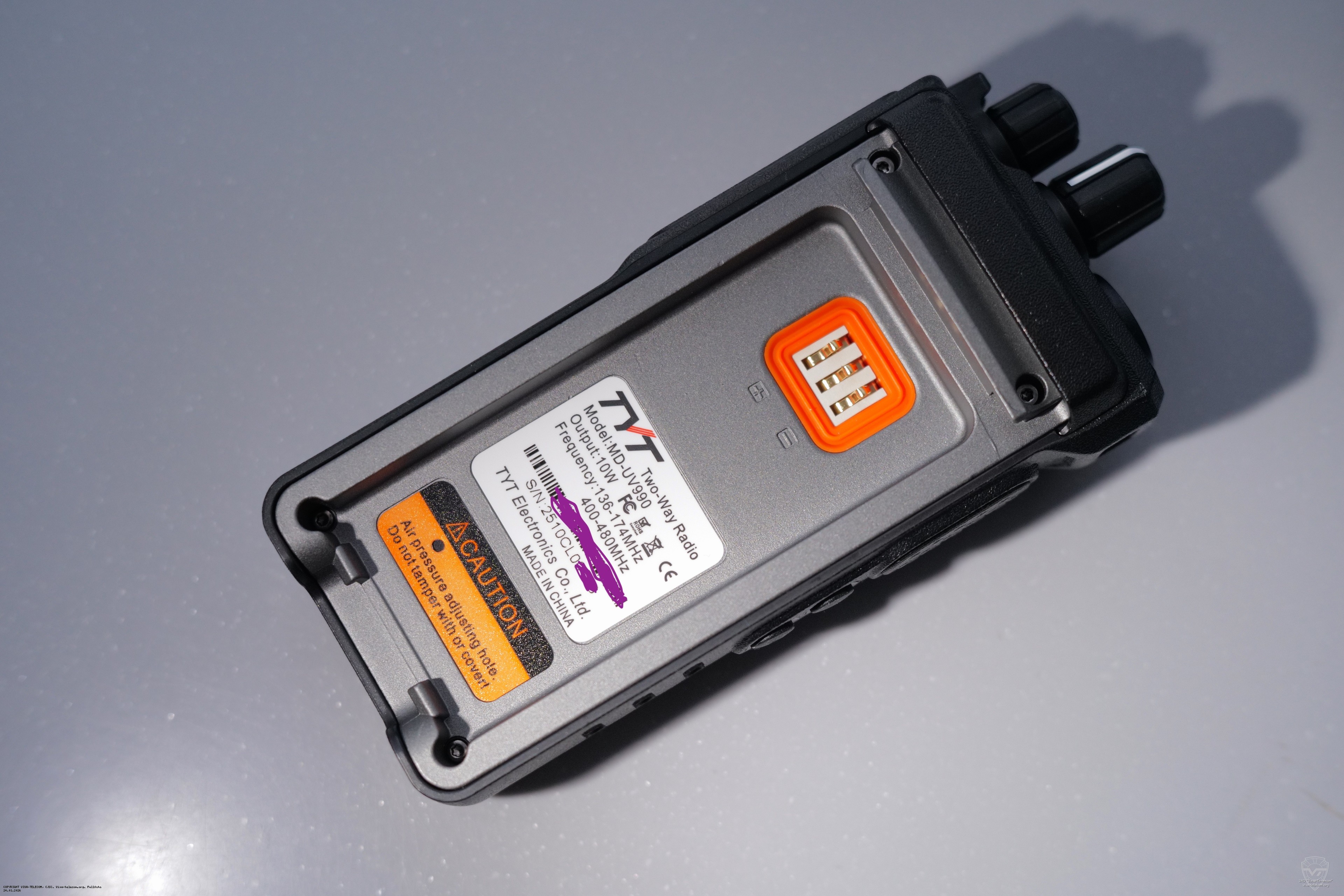 Вид радиостанции TYT MD-UV990 со снятой батареей. TYT MD-UV990 Вид радиостанции TYT MD-UV990 со снятой батареей