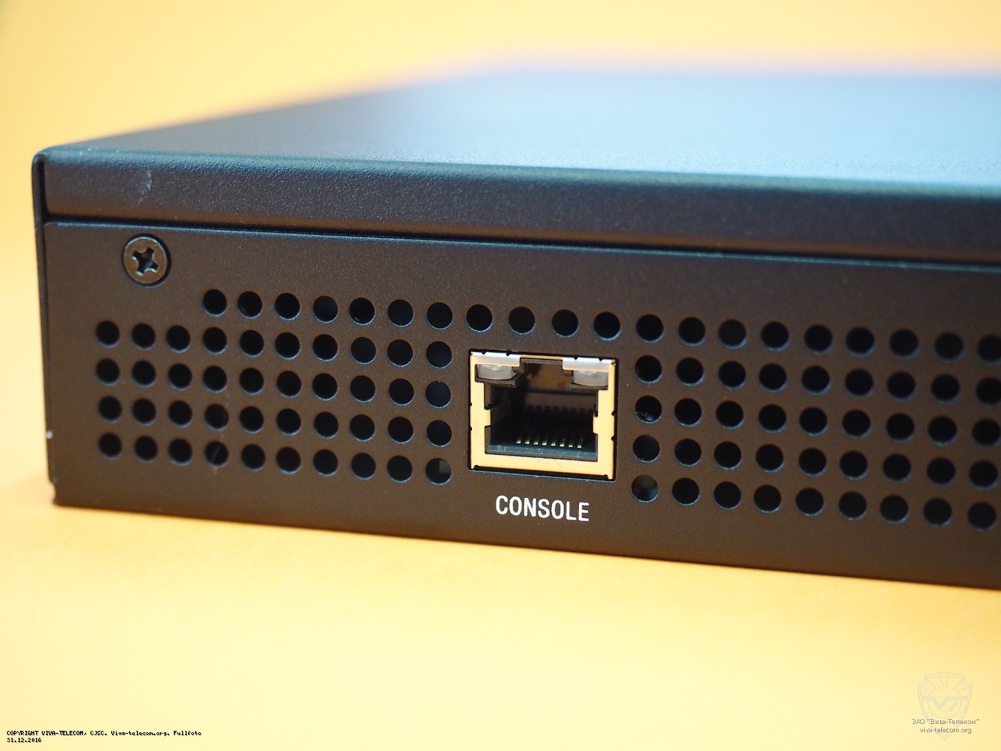 ���������� ���� RJ-45 Ethernet in/Out Band ����������� Ubiquiti EdgeSwitch 24 Lite