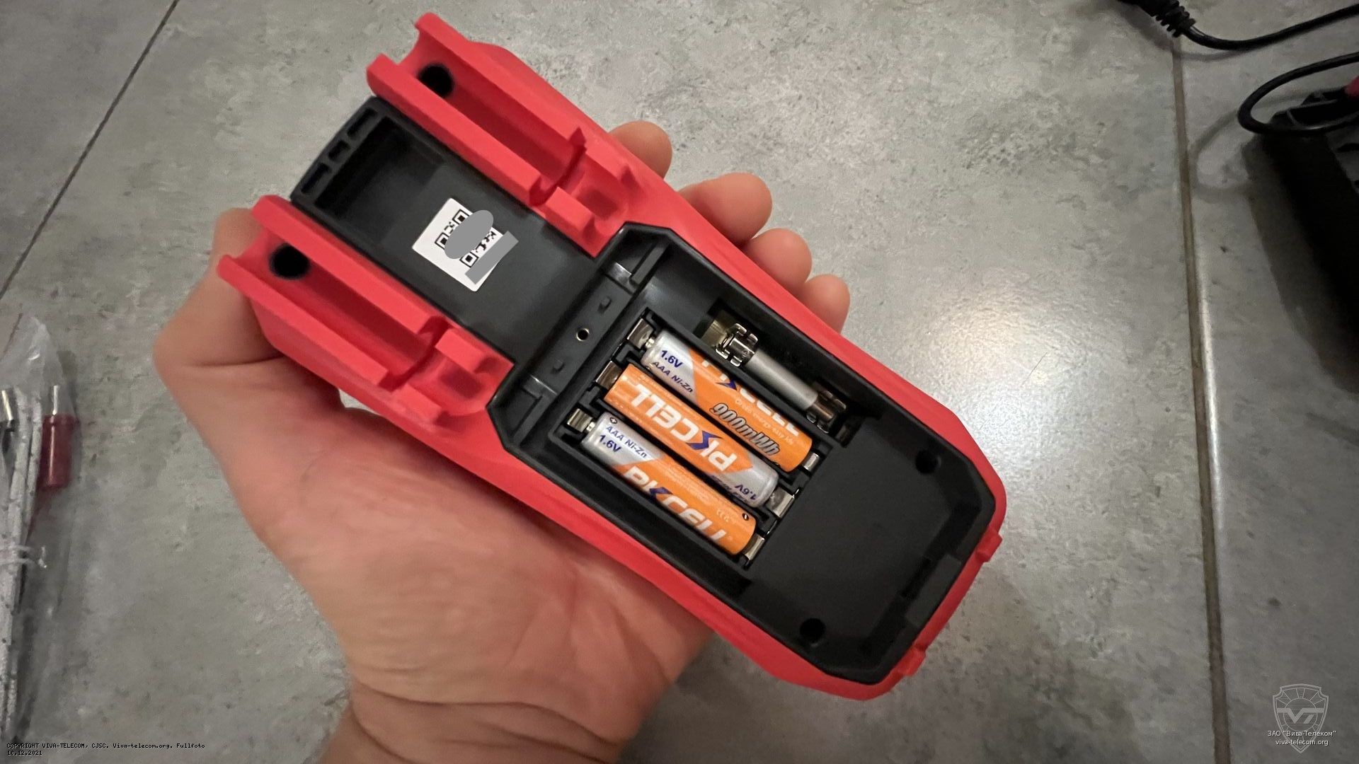 Вид мультиметра UNI-T UT-60EU сзади. UNI-T UT60EU Вид мультиметра UNI-T UT-60EU сзади