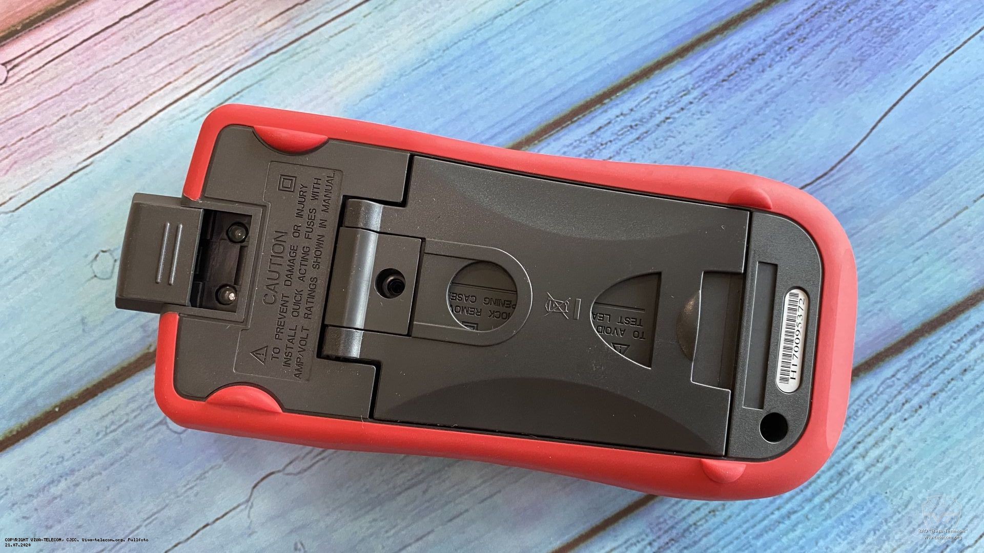 Вид мультиметра UNI-T UT109 сзади. UNI-T UT109 Вид мультиметра UNI-T UT109 сзади