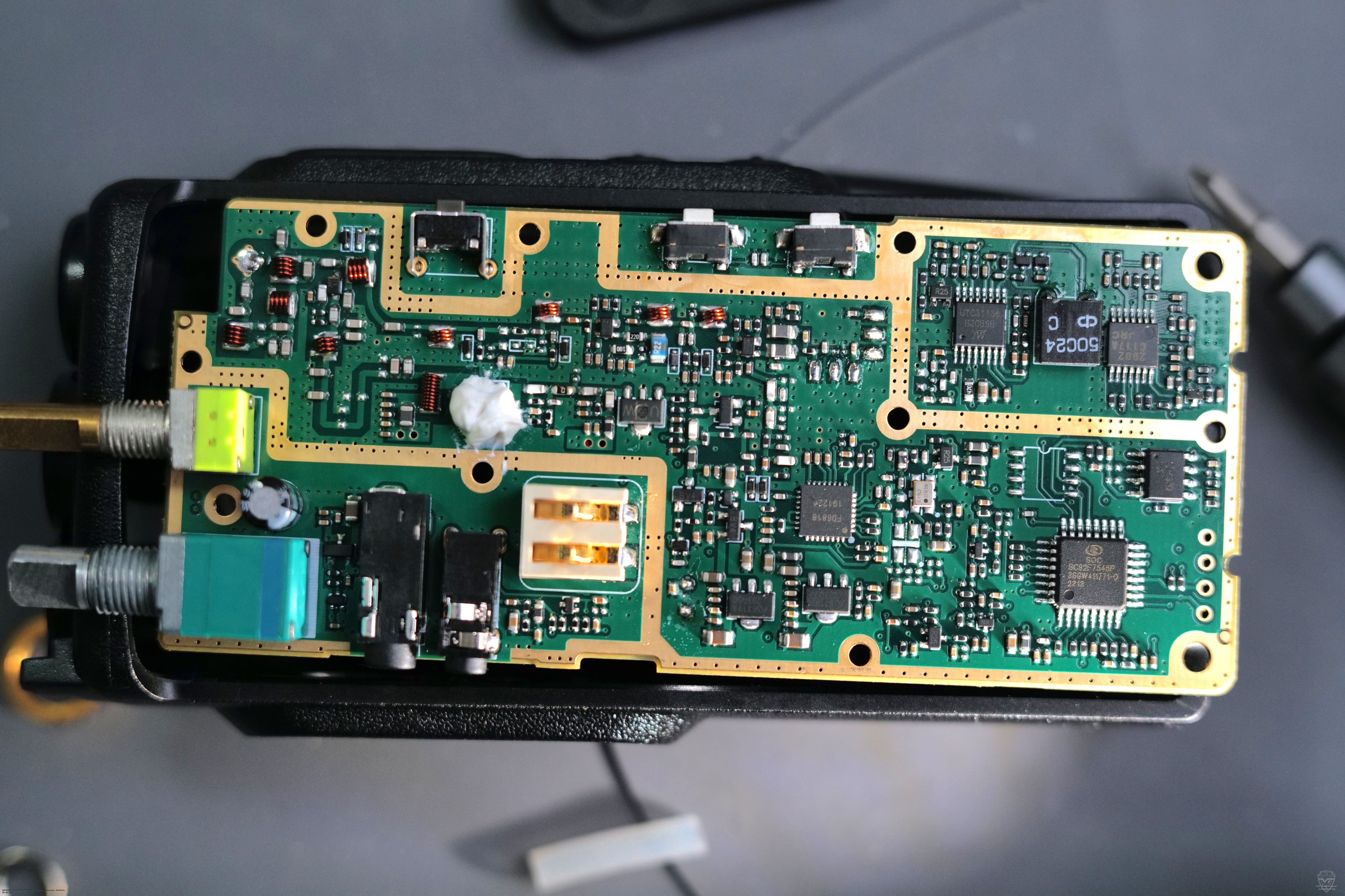 Печатная плата радиостанции Vector VT-50-XT. Вид сзади. Vector VT-50-XT Печатная плата радиостанции Vector VT-50-XT. Вид сзади