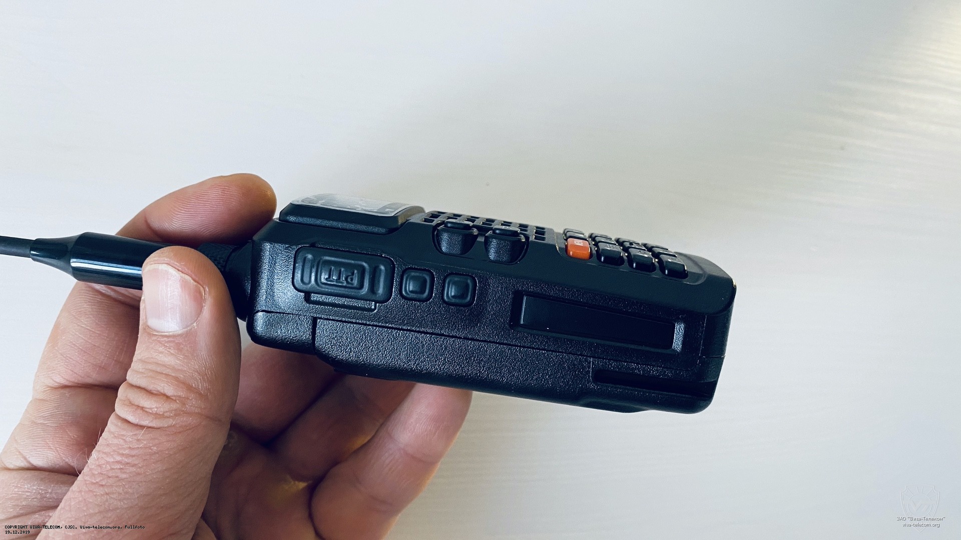 Вид радиостанции Wouxun KG-UV899 слева. Wouxun KG-UV899 Вид радиостанции Wouxun KG-UV899 слева