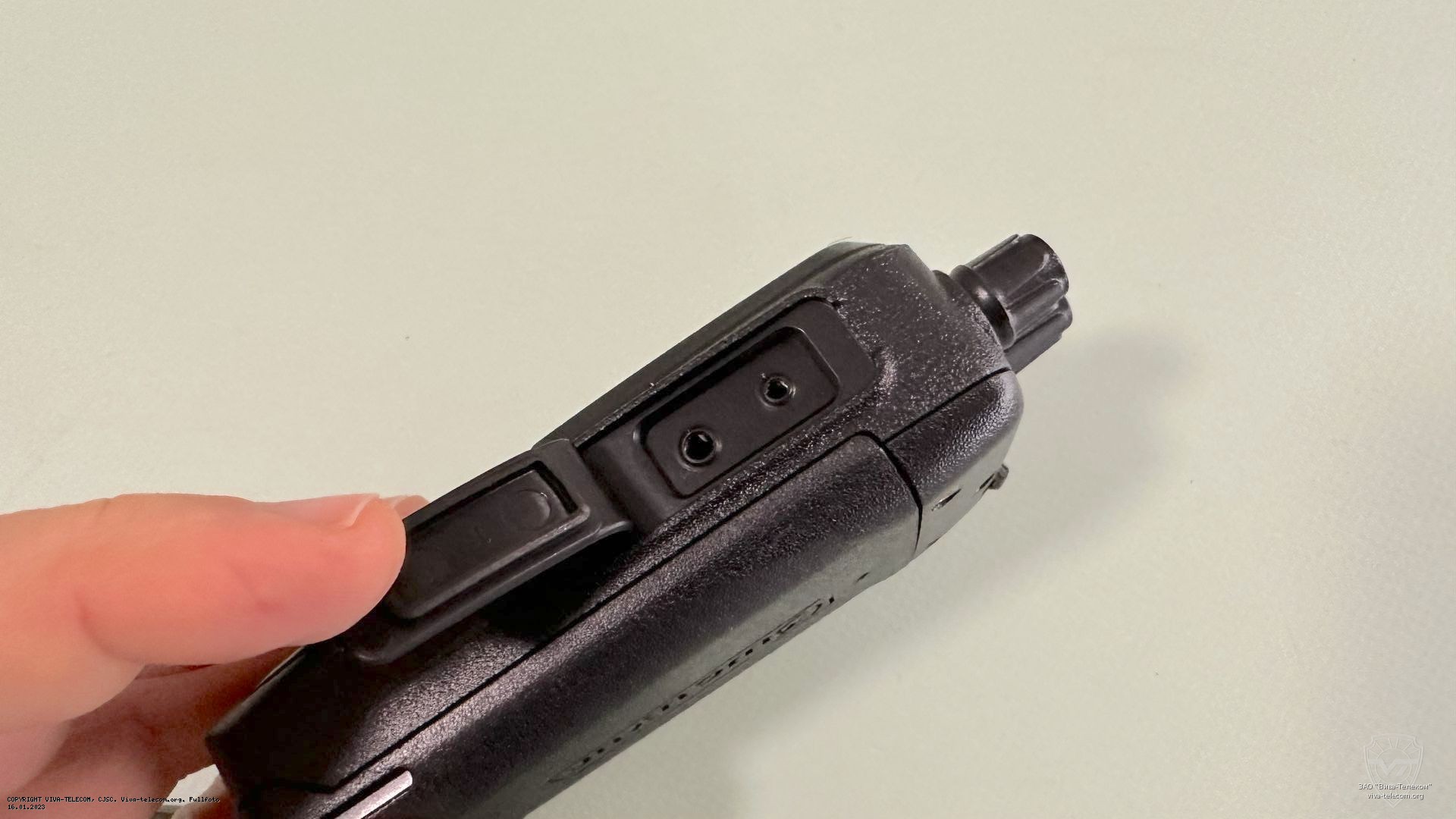 Вид радиостанции Wouxun KG-UV8Q слева. Wouxun KG-UV8Q Вид радиостанции Wouxun KG-UV8Q слева