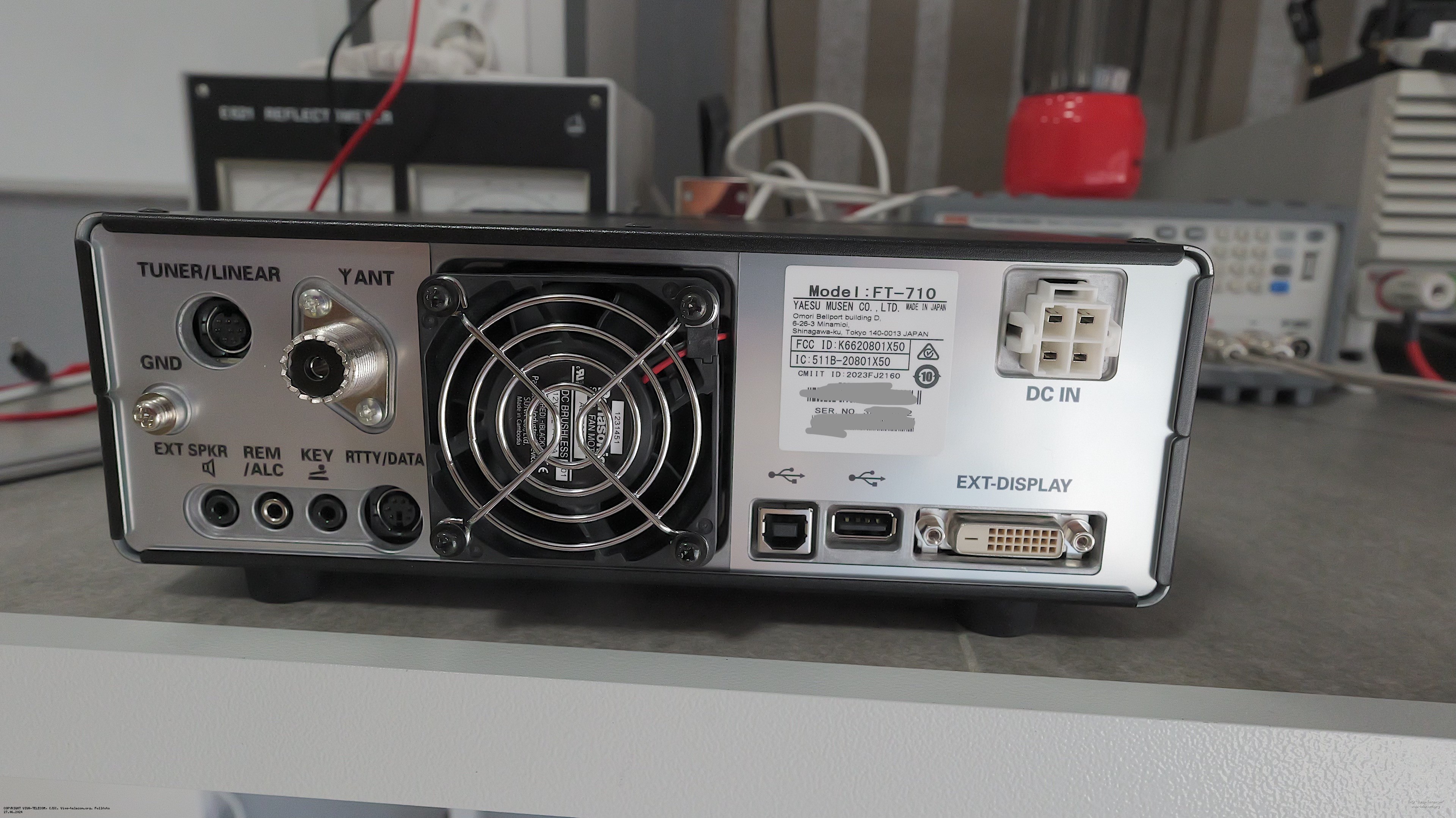 Вид трансивера Yaesu FT-710 сзади. Yaesu FT-710 Вид трансивера Yaesu FT-710 сзади